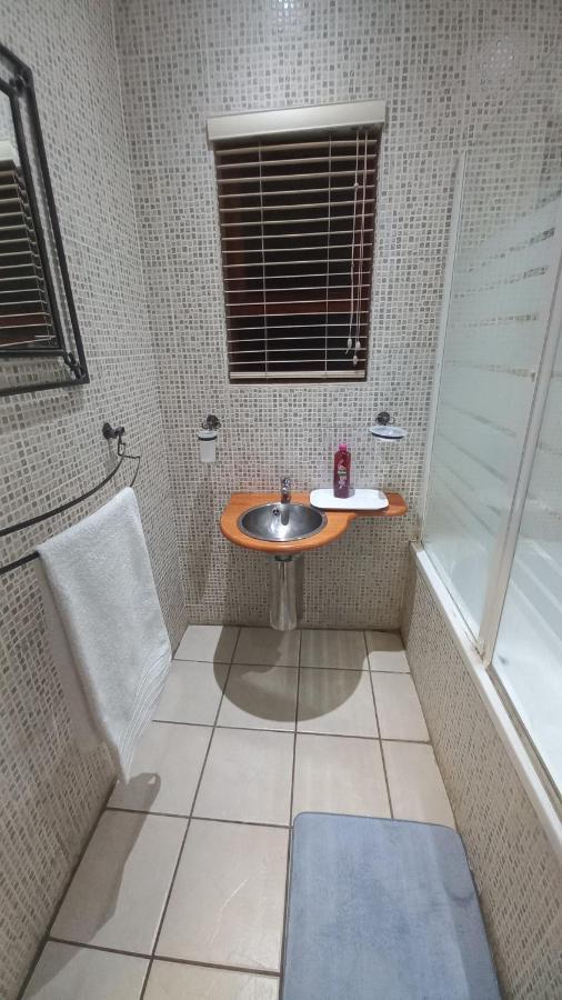 28 At Van Den Bos International Guesthouse Edenvale Extérieur photo