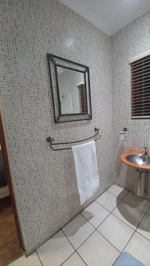 28 At Van Den Bos International Guesthouse Edenvale Extérieur photo