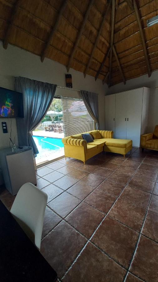 28 At Van Den Bos International Guesthouse Edenvale Extérieur photo