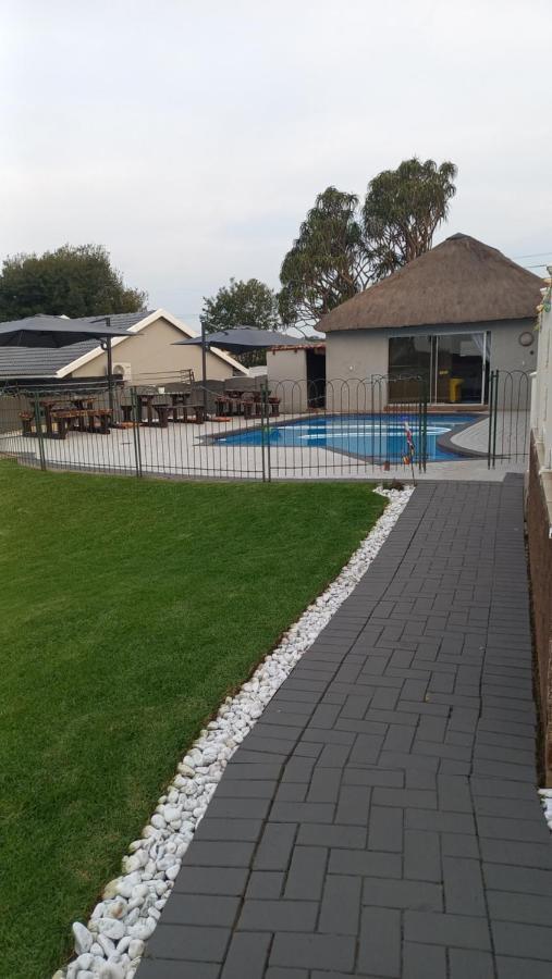 28 At Van Den Bos International Guesthouse Edenvale Extérieur photo