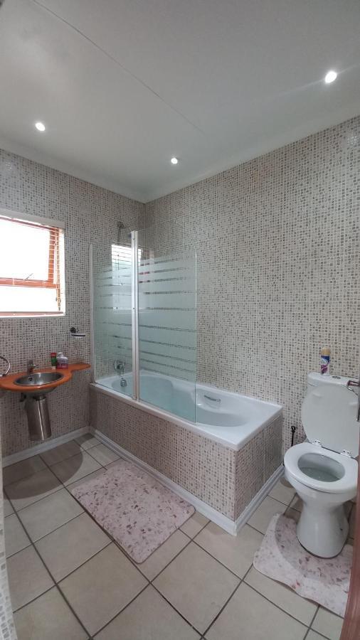28 At Van Den Bos International Guesthouse Edenvale Extérieur photo