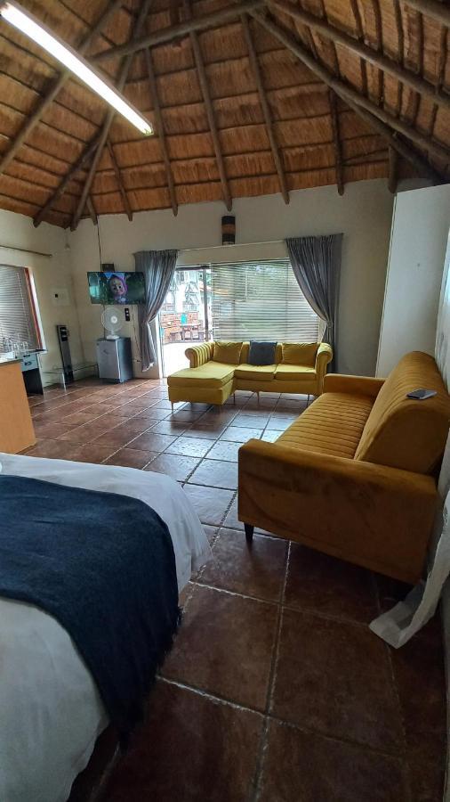 28 At Van Den Bos International Guesthouse Edenvale Extérieur photo