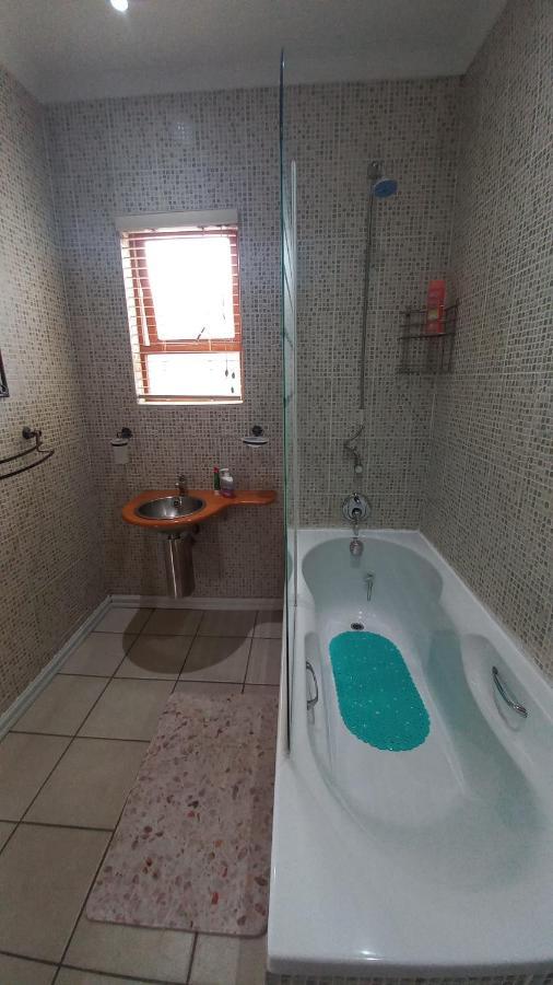 28 At Van Den Bos International Guesthouse Edenvale Extérieur photo