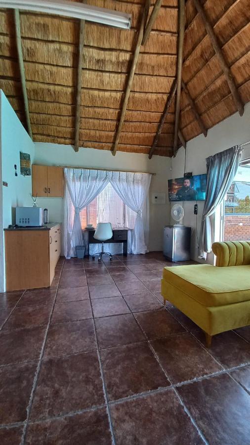 28 At Van Den Bos International Guesthouse Edenvale Extérieur photo