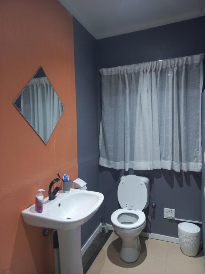 28 At Van Den Bos International Guesthouse Edenvale Extérieur photo
